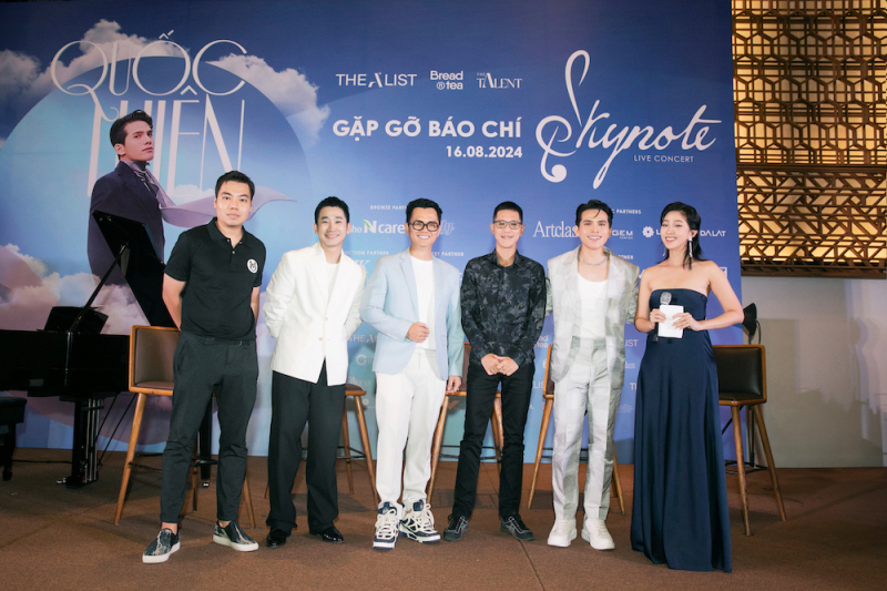 Quốc Thiên và êkip tổ chức live concert trong buổi công bố chương trình