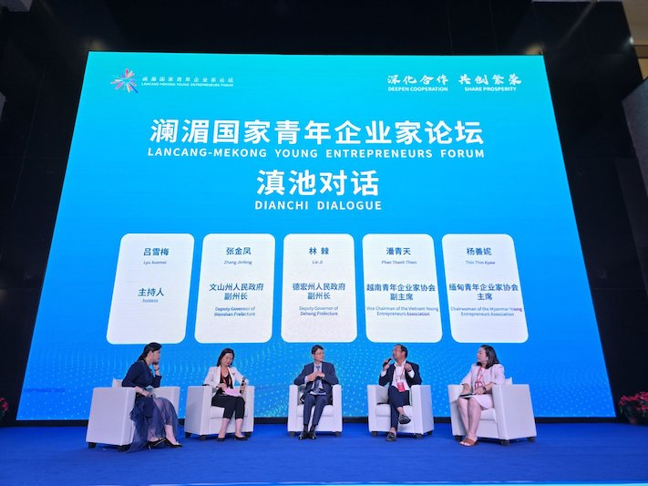 094af9cd0308a656ff1923-1053 Ông Phan Thanh Thiên, Phó Chủ tịch Hội Doanh nhân trẻ Việt Nam (thứ 2 từ phải sang) đóng góp ý kiến phát triển cộng đồng doanh nhân trẻ khu vực.