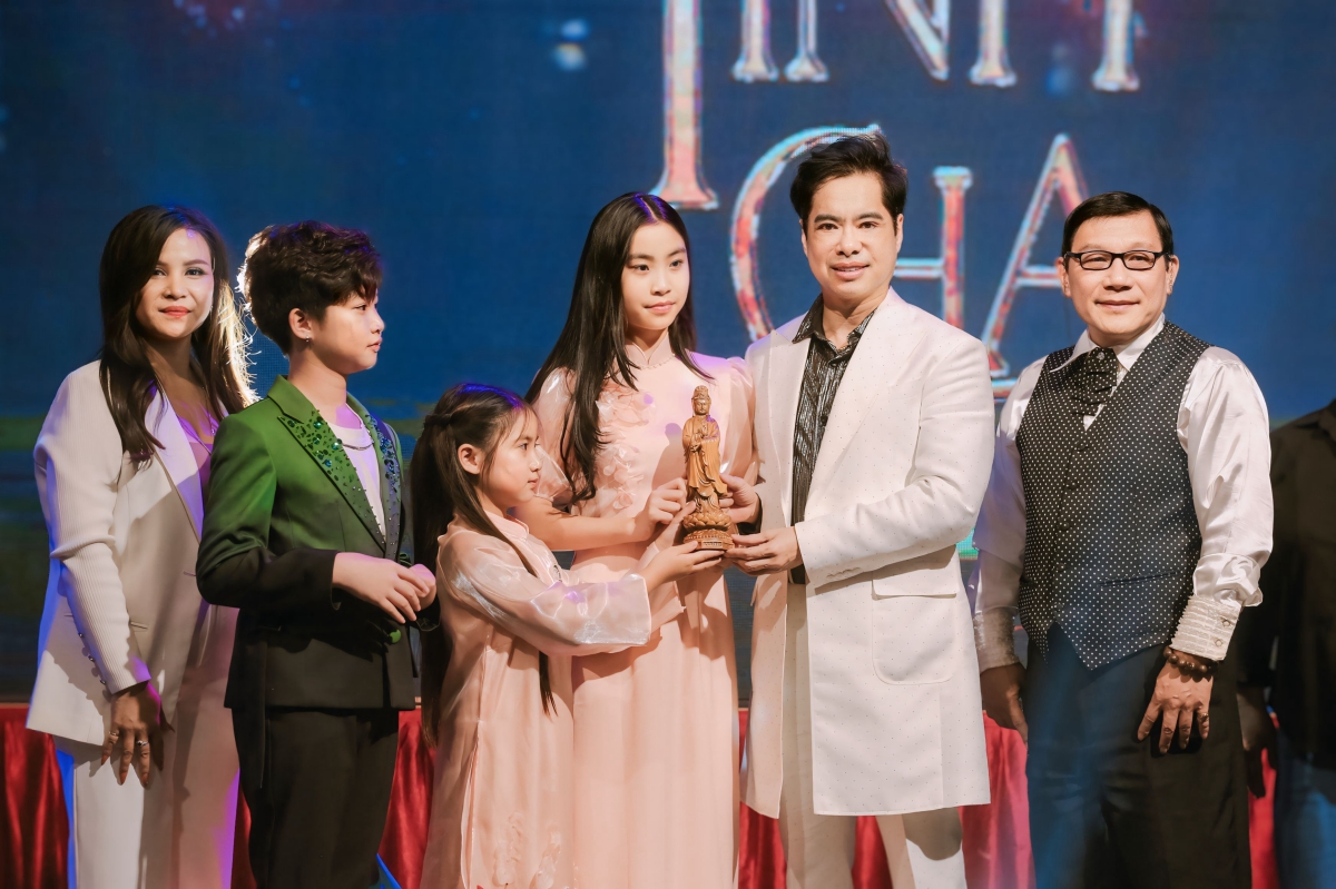 Danh ca Ngọc Sơn tự hào về cháu trai Phong Thiên