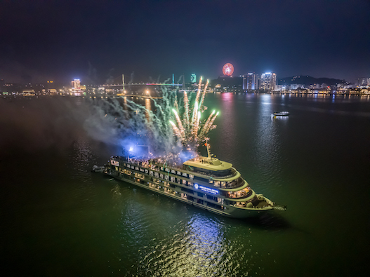 Bắn pháo hoa trên du thuyền mỗi tối trên vịnh Hạ Long hè 2024