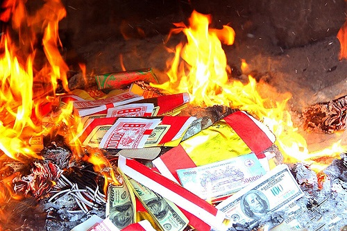 Đừng biến mỹ tục thành hủ tục