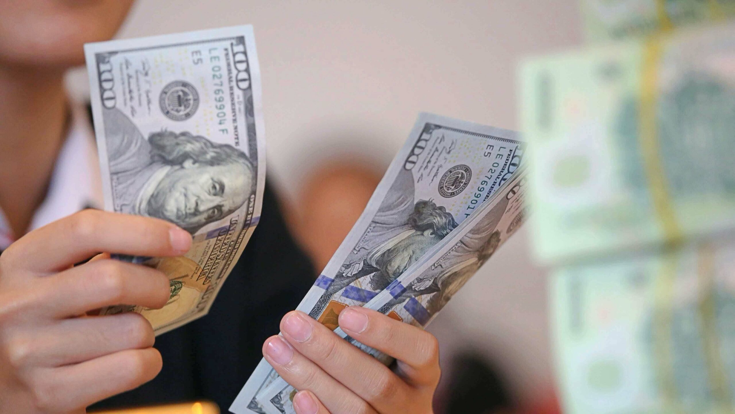 Tỷ giá cách xa mức giá trần và những áp lực mới trên cung cầu ngoại tệ