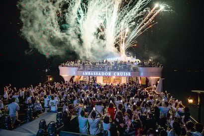 Để đảm bảo an toàn, đơn vị du thuyền Ambassador mời các kỹ thuật viên của nhà máy Z21 thực hiện màn bắn pháo hoa. Ảnh: T.L