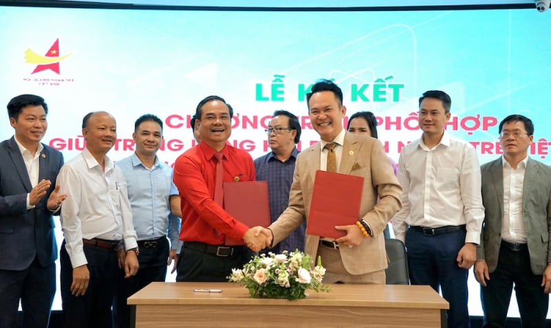 38db5ee42353870dde42-1916 Ông Đặng Hồng Anh và ông Nguyễn Lâm Thanh, Phó Chủ tịch Trung ương Hội Chữ thập đỏ Việt Nam, ký kết hợp chương trình hợp tác giữa hai hội