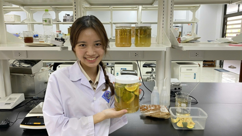 4-nhom-cua-sinh-vien-minh-thien-voi-du-an-enzyme-tu-rac-huu-co-nhom-sinh-vien-hoc-bong-scg-sharing-the-dream-vi-cong-dong-1813 Nhóm của sinh viên Minh Thiện với dự án Enzyme từ rác hữu cơ, nhóm sinh viên học bổng SCG Sharing The Dream vì cộng đồng.