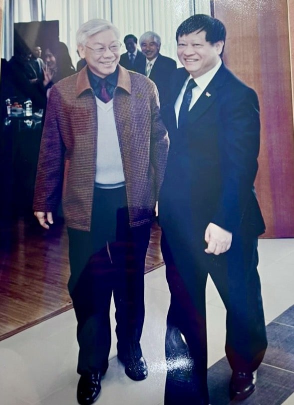 62b787fdc5f560ab39e4-1202 Tổng Bí thư Nguyễn Phú Trọng và GS.TS Vũ Văn Hiền - người được làm việc cùng Tổng Bí thư Nguyễn Phú Trọng trong hơn 20 năm tại Tạp chí Cộng sản.