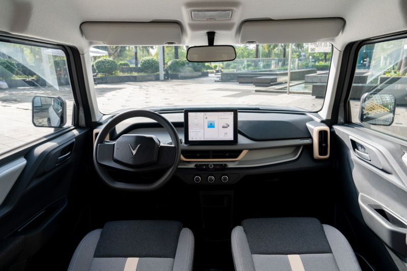 a6-1650 VF 3 sở hữu màn hình 10 inch lớn hơn cả các mẫu xe phân khúc B và cần gạt chuyển số sau vô lăng tương tự xe Đức.