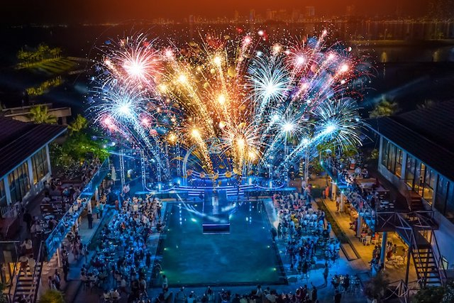 ahihoqwf-1148 Màn trình diễn pháo hoa độc đáo vào 20h30 mỗi tối kể từ ngày 26/04 tại Ambassador Club, Nha Trang (Khánh Hòa).