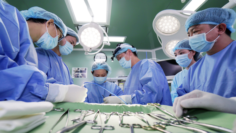 ca-dai-phau-lan-1-cho-men-dien-ra-voi-vo-van-cam-xuc-dan-xen-ben-trong-bac-si-tu-dung_-co-tran-tro-nhung-la-su-quyet-tam-vi-cuoc-song-moi-cho-cho-benh-nhan-1151 Bác sĩ Tú Dung cùng ê kíp thực hiện ca đại phẫu cho bệnh nhân bị khiếm khuyết gương mặt