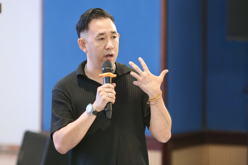 dao-dien-kiki-tran-cong-ty-xin-chao-chia-se-kinh-nghiem-cung-nhu-de-xuat-mot-so-y-kien-anh-hoang-trieu3-1-1718090781865366993013-1224 Nhà sản xuất, đạo diễn Kiki Trần có nhiều dự án âm nhạc dành cho các ca sĩ trẻ