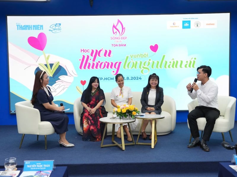 Các nhân vật khách mời cùng chia sẻ với các diễn giả về việc giúp các bạn trẻ xây dựng kỹ năng sống