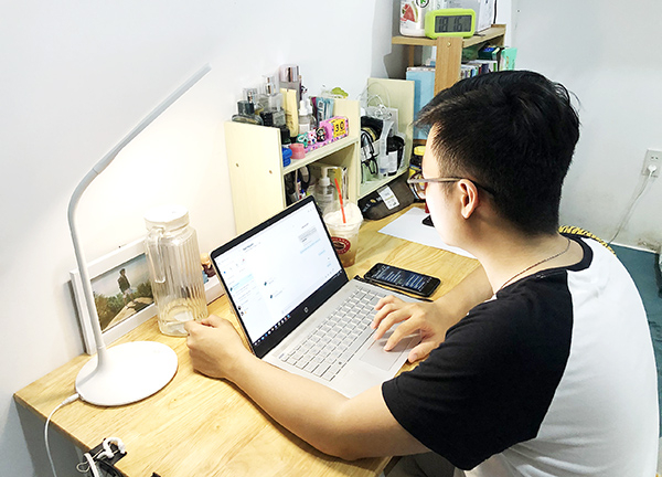 Ngồi ở nhà và làm việc cho công ty trên toàn cầu là xu hướng được nhiều người trẻ lựa chọn. Ảnh: T.L.