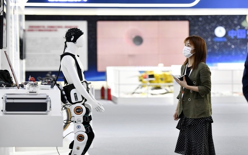 tri-tue-nhan-tao-2-1612-1 AI đang hiện diện gần gũi hơn trong đời sống của con người và thay thế con người ở nhiều vị trí công việc. Ảnh: T.L.