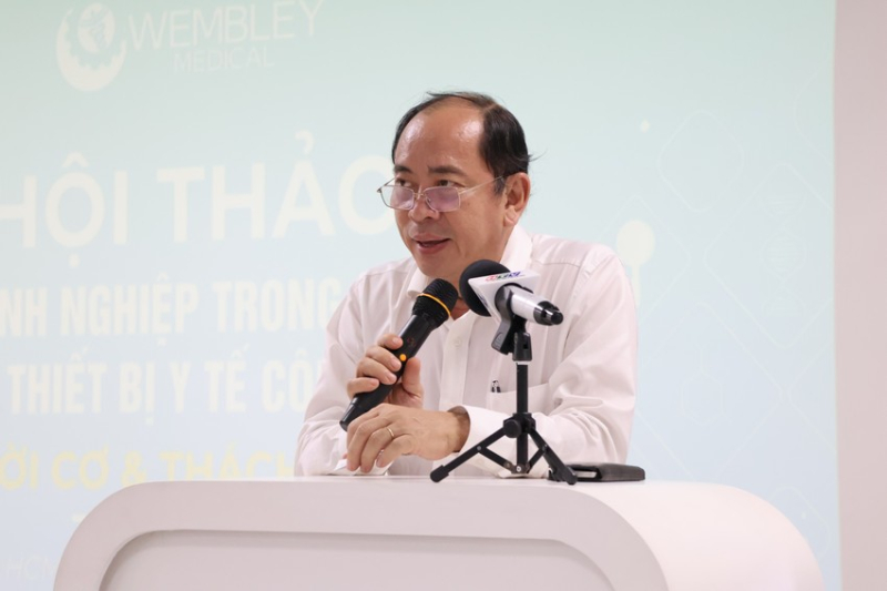 Phó giáo sư -Bác sĩ Tăng Chí Thượng- Giám đốc Sở Y tế TP.HCM bày tỏ sự quan tâm với doanh nghiệp sản xuất dụng cụ y tế công nghệ cao trong nước. Ảnh:TP