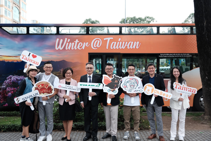 z4626265259261_70f1e3ebf955d440cda119545fe765bf-2039 Trưởng đại diện Cục Du lịch Đài Loan tại Việt Nam, ông Mr. Derek Chou (thứ 4 từ bên phải) và các khách mời tham gia sự kiện họp báo