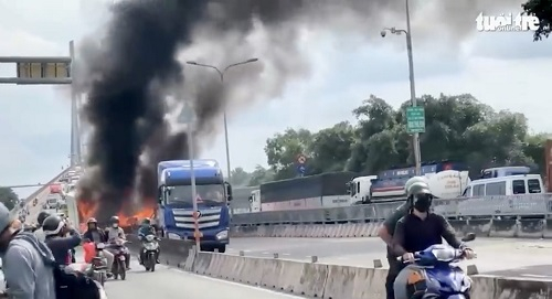 z5722319550333_e13110d497ae5244107a4447415eae76-1703 Vụ tai nạn liên hoàn dưới chân cầu Phú Mỹ ngày 8/8. Ảnh cắt từ clip