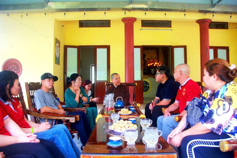 Nghệ sĩ Lê Tín, ‘bầu show’ Thủy Lê thiện nguyện vùng bão lũ tỉnh Hà Nam