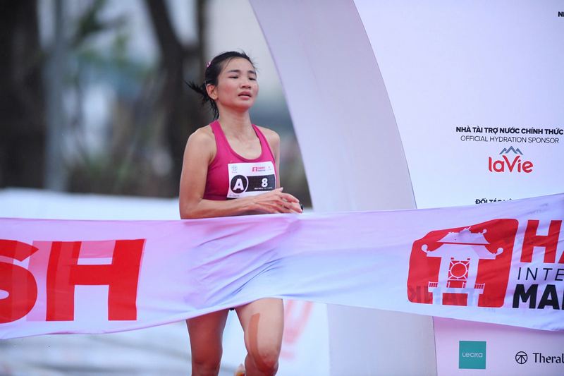 Nguyễn Thị Oanh phá kỷ lục quốc gia tại giải Marathon quốc tế Hà Nội Techcombankgiải Marathon Quốc tế Hà Nội Techcombank