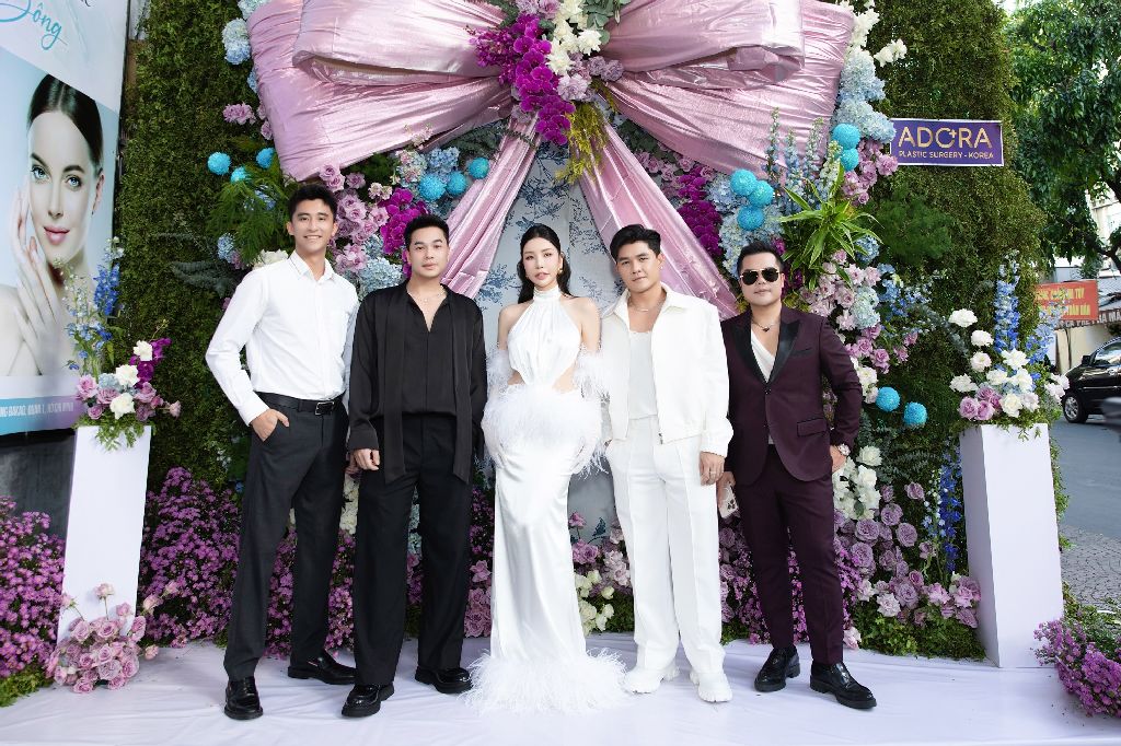 Vicky Lam Cúc mở tiệc cuối năm, Kỳ Duyên, Diệp Lâm Anh, Trương Quỳnh Anh ủng hộ nhiệt tình