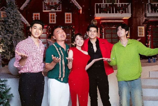“Bộ ba” Lê Xuân Tiền – Ma Ran Đô – Tiến Luật chụp ảnh Noel cùng Thu Trang