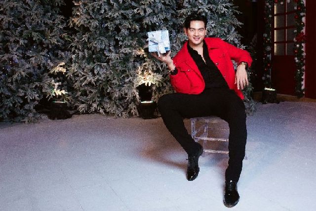 “Bộ ba” Lê Xuân Tiền – Ma Ran Đô – Tiến Luật chụp ảnh Noel cùng Thu Trang