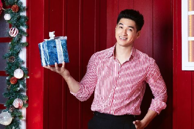 “Bộ ba” Lê Xuân Tiền – Ma Ran Đô – Tiến Luật chụp ảnh Noel cùng Thu Trang