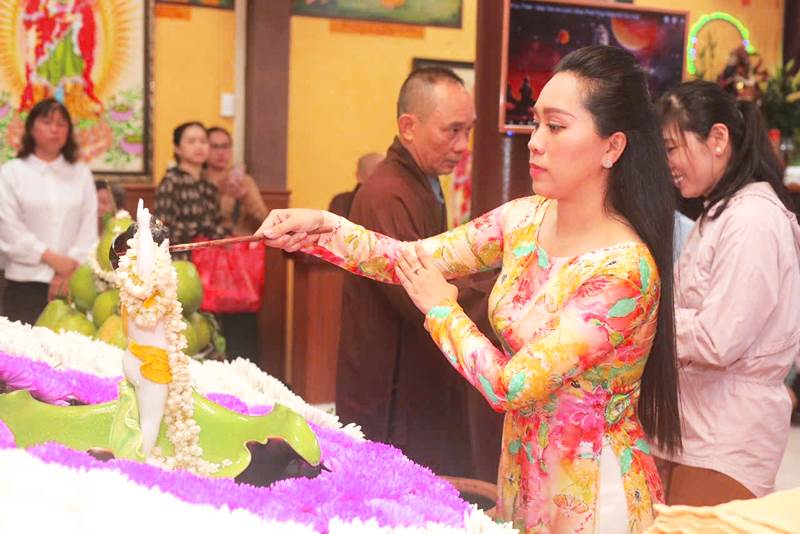 Gia đình ca sĩ Hồng Phượng chung tay cùng mạnh thường quân thiện nguyện dịp Phật Đản 2025