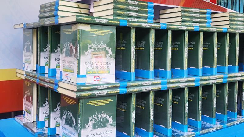 Từ chiến trường khốc liệt đến trang sách “Đoàn Văn công Giải phóng R – Một dấu ấn lịch sử”