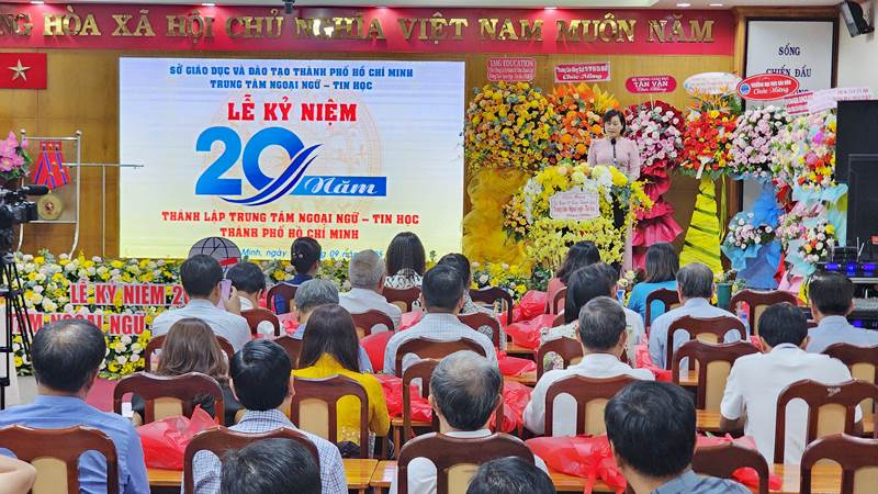 Trung tâm Ngoại ngữ – Tin học TP. HCM nhận bằng khen của UBND Thành phố