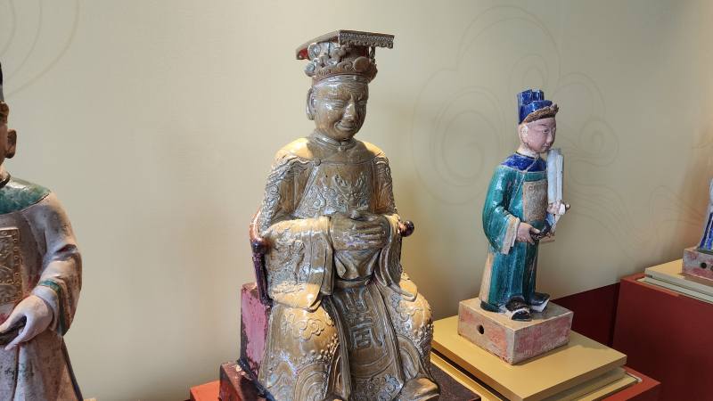 Bộ tượng gốm men nhiều màu – Tam Quan Đại Đế, mang đậm dấu ấn giao thoa văn hóa Nam Bộ