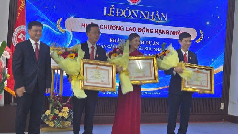 Bệnh viện Răng Hàm Mặt TPHCM đón nhận Huân chương Lao động hạng I