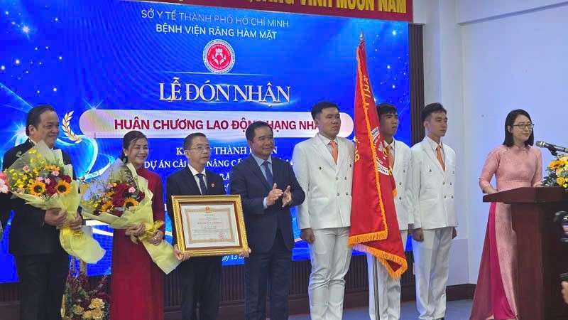 Bệnh viện Răng Hàm Mặt TPHCM đón nhận Huân chương Lao động hạng I