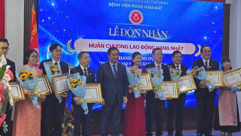 Bệnh viện Răng Hàm Mặt TPHCM đón nhận Huân chương Lao động hạng I