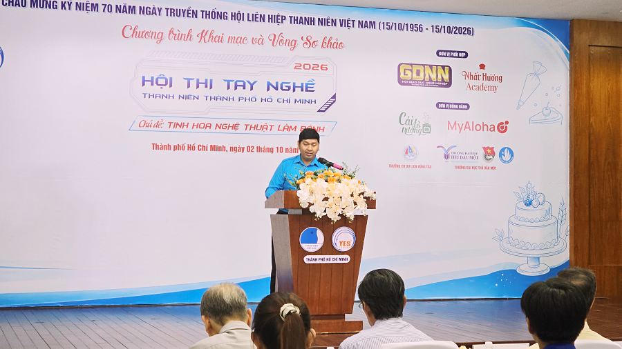 Thanh niên TP.HCM thử sức với nghề bánh