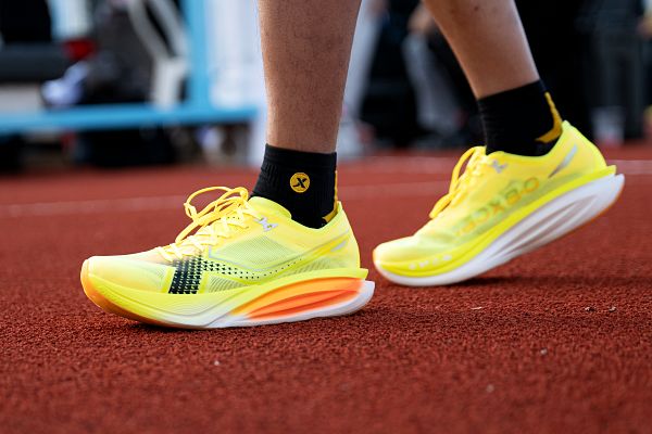 XTEP tiếp sức runner từ đường tập đến vạch xuất phát