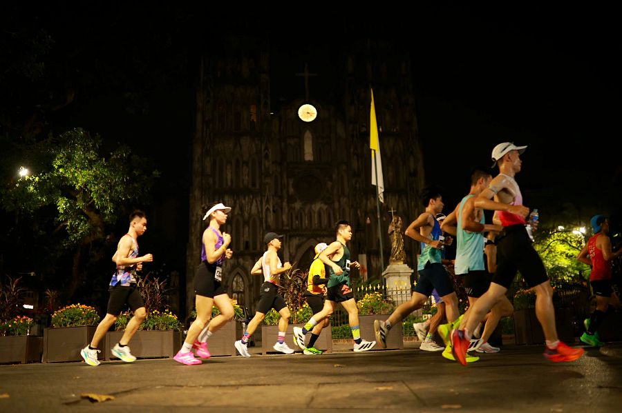 Huỳnh Anh Khôi và Hồng Lệ đưa điền kinh Việt Nam lên đỉnh Marathon Hà Nội